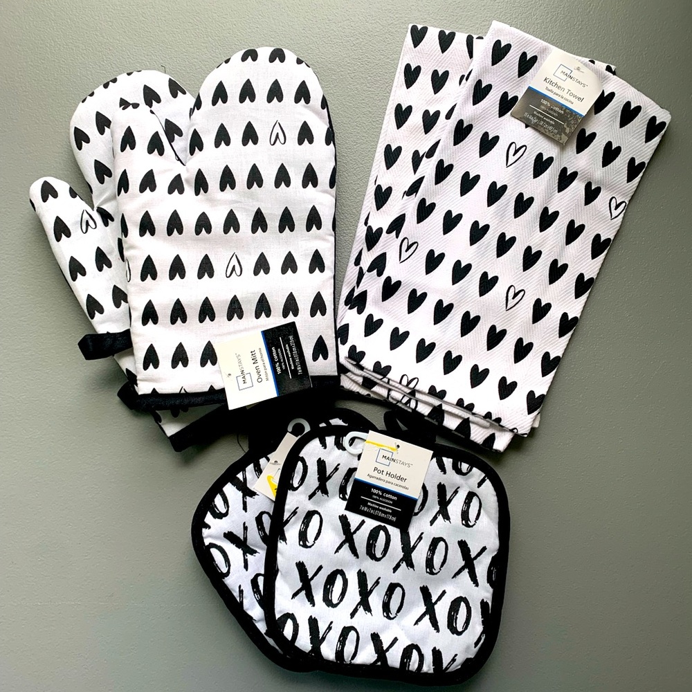 Kitchen pot holders and towels